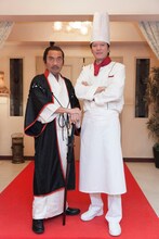 左から竹中直人（織田信長役）、田辺誠一（園場凌役）。