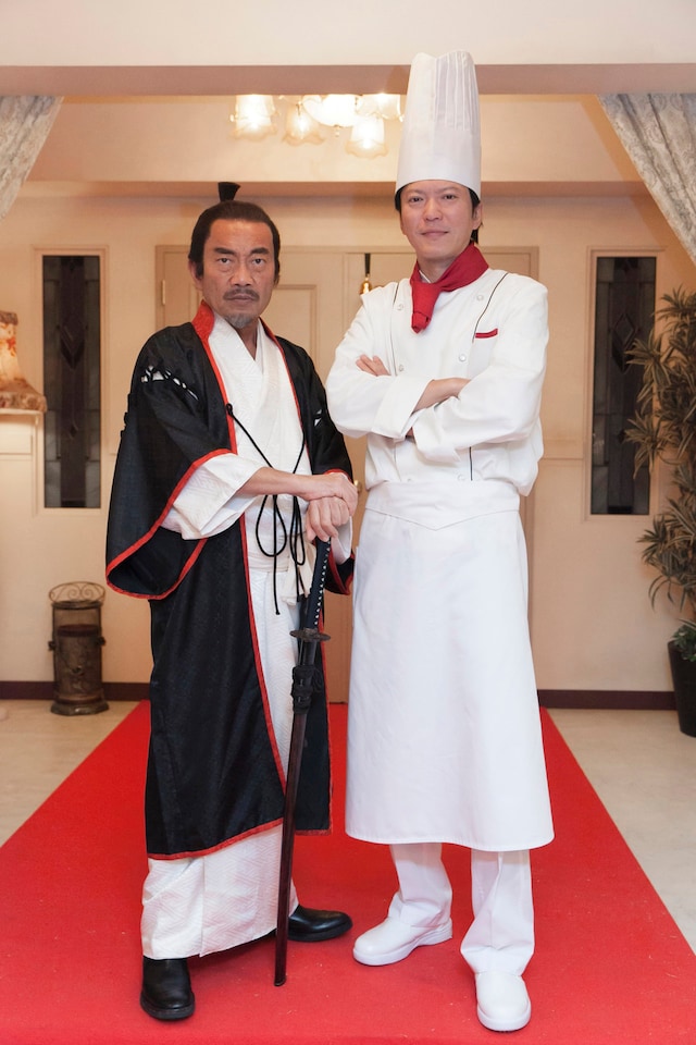 左から竹中直人（織田信長役）、田辺誠一（園場凌役）。