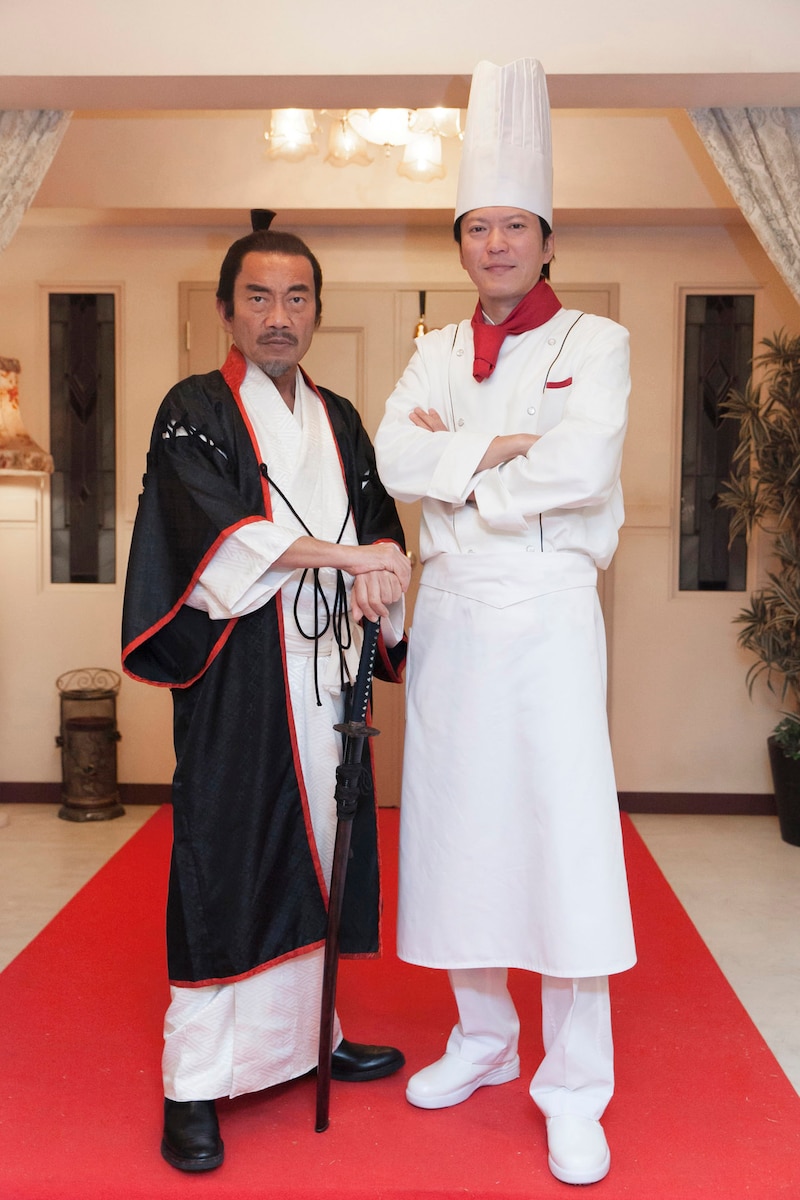 左から竹中直人（織田信長役）、田辺誠一（園場凌役）。