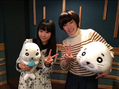 ゴマちゃん役の東山奈央（左）と、アシベ役の河村梨恵。