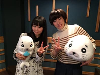 ゴマちゃん役の東山奈央(左)と、アシベ役の河村梨恵。