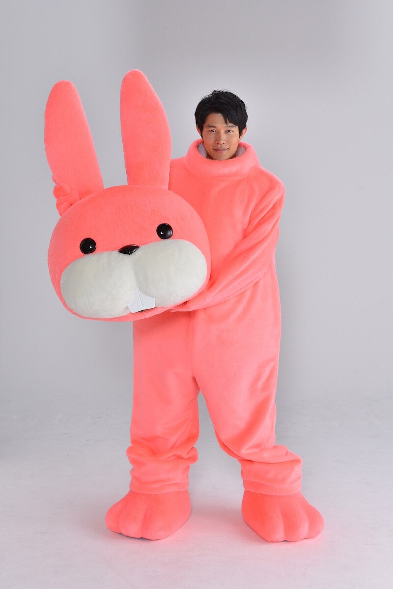 鈴木亮平演じるナベシマ。