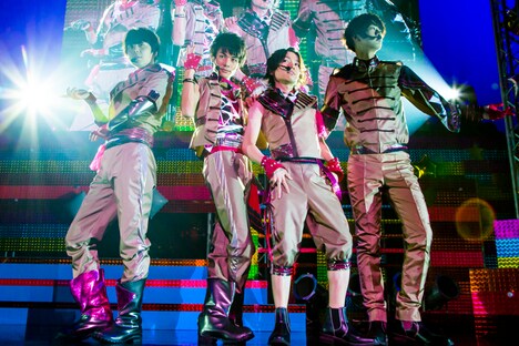 KiLLER KiNG演じるキャスト4人によるパフォーマンス。