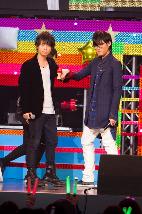 手を縛られた2人1組が、さまざまなゲームにチャレンジする「一心同体！縛ってTRY」でけん玉に挑戦した柿原徹也と増田俊樹。