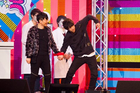 手を縛られた2人1組が、さまざまなゲームにチャレンジする「一心同体！縛ってTRY」でジェスチャーゲームに挑戦した岸尾だいすけと江口拓也。