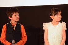 （左から）中川翼、鈴木梨央。