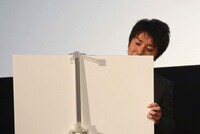 ポスターに絵を描く藤原竜也。