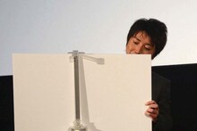 ポスターに絵を描く藤原竜也。