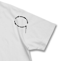 「ZQN Tシャツ」には感染の原因と思われる、噛まれた跡のプリント入り。