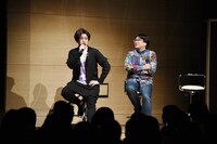 （左から）緑川光、高松信司。