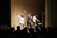 （左から）藤原夏海、島崎信長、前野智昭。