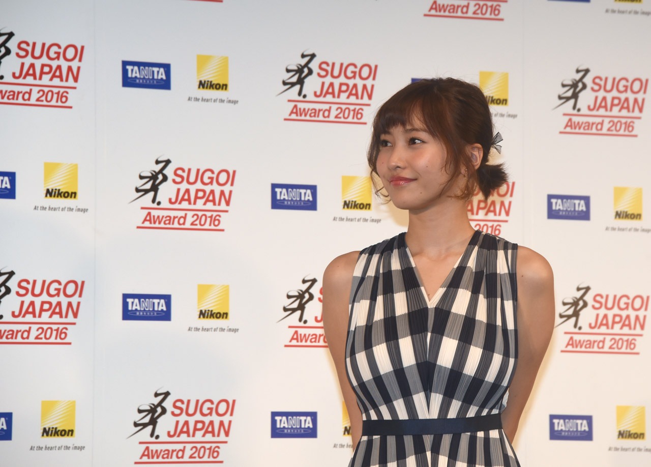 ゲストとして登場した佐野ひなこ。