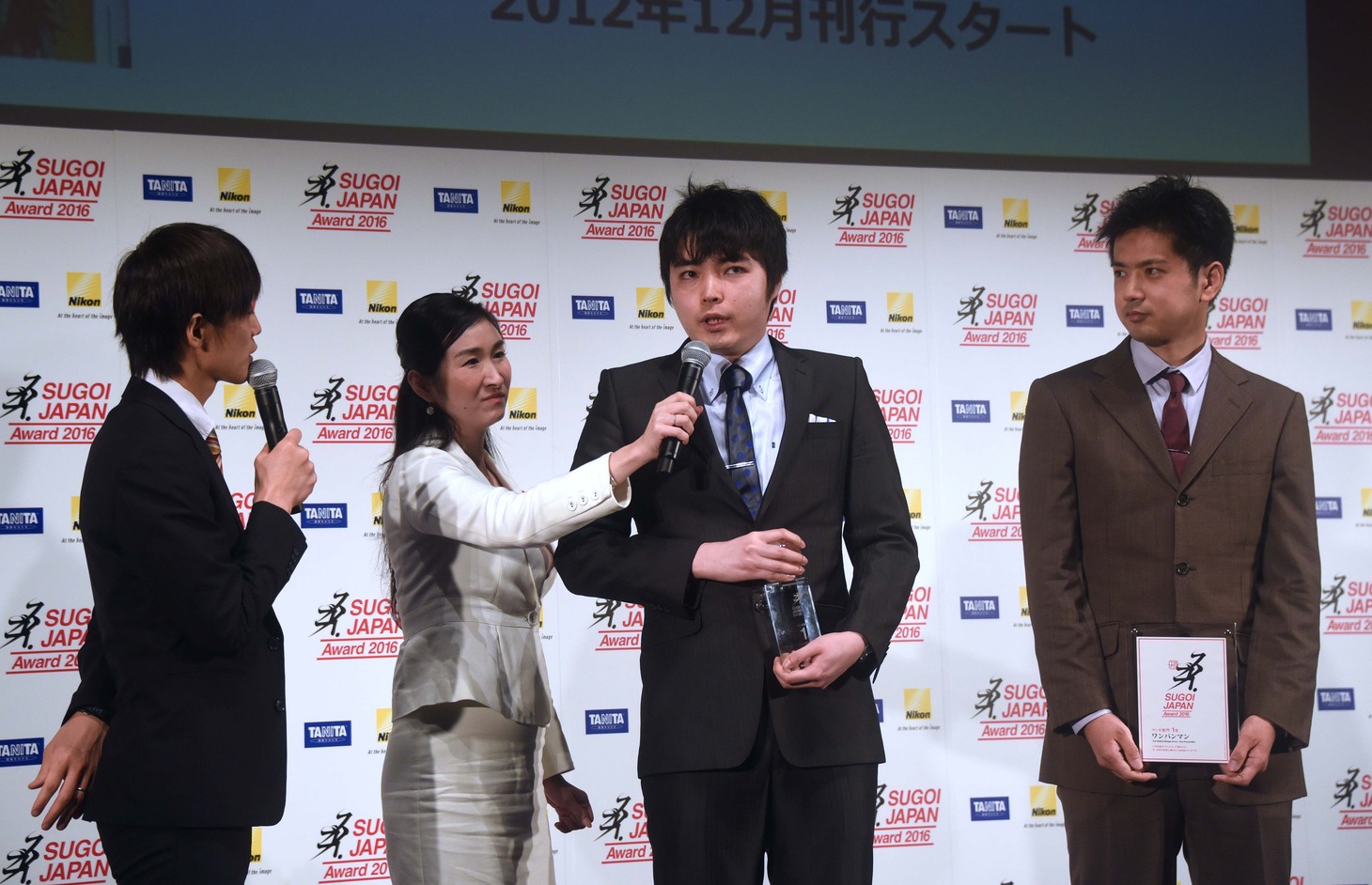 （左から）司会を務めた吉田尚記、アシスタント、ONE、村田雄介。