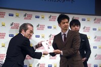 目録を受け取る村田雄介（右）。