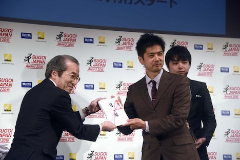 目録を受け取る村田雄介（右）。