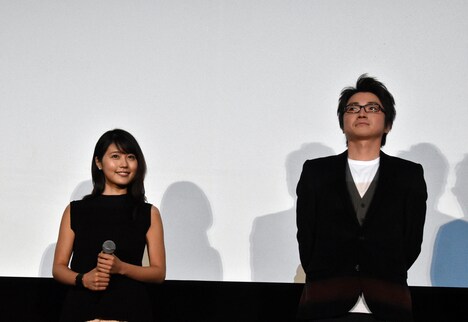 左から有村架純、藤原竜也。