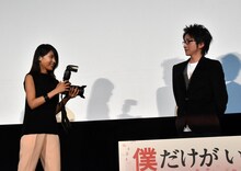 カメラマンに挑戦する有村架純（左）と、それを見守る藤原竜也。