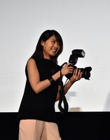 カメラマンとして撮影に挑戦する有村架純。