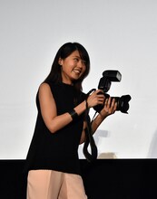 カメラマンに挑戦する有村架純。