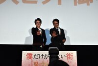 有村架純に撮影される藤原竜也、平川雄一朗監督。