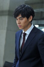 東出昌大扮する三島創。(c)大場つぐみ・小畑健／集英社 (c)2016｢DEATH NOTE｣FILM PARTNERS