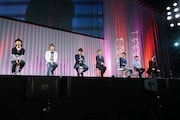 （左から）三日月宗近役の鳥海浩輔、山姥切国広役の前野智昭、歌仙兼定役の石川界人、蜂須賀虎徹役の興津和幸、陸奥守吉行役の濱健人、大和守安定役の市来光弘、加州清光役の増田俊樹。