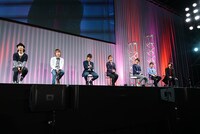 （左から）三日月宗近役の鳥海浩輔、山姥切国広役の前野智昭、歌仙兼定役の石川界人、蜂須賀虎徹役の興津和幸、陸奥守吉行役の濱健人、大和守安定役の市来光弘、加州清光役の増田俊樹。