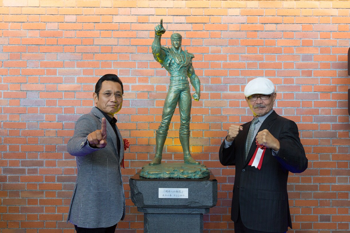 北海道新幹線開業記念のケンシロウ像お披露目、ずーしーほっきーのポスターも