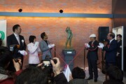 銅像「明日への秘孔」除幕式の様子。
