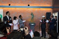 銅像「明日への秘孔」除幕式の様子。
