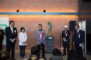 銅像「明日への秘孔」除幕式の様子。
