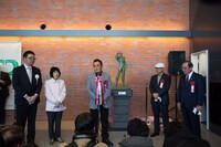 銅像「明日への秘孔」除幕式の様子。