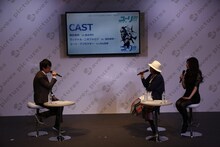 「ユーリ!!! on ICE」製作発表会の様子。（左から）司会者、久保ミツロウ、山本沙代。