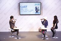 「ユーリ!!! on ICE」製作発表会の様子。（左から）司会者、久保ミツロウ、山本沙代。