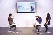 「ユーリ!!! on ICE」製作発表会の様子。（左から）司会者、久保ミツロウ、山本沙代。