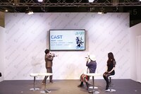 「ユーリ!!! on ICE」製作発表会の様子。（左から）司会者、久保ミツロウ、山本沙代。