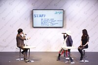 「ユーリ!!! on ICE」製作発表会の様子。（左から）司会者、久保ミツロウ、山本沙代。