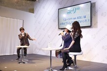 「ユーリ!!! on ICE」製作発表会の様子。（左から）司会者、久保ミツロウ、山本沙代。