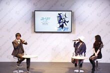 「ユーリ!!! on ICE」製作発表会の様子。（左から）司会者、久保ミツロウ、山本沙代。