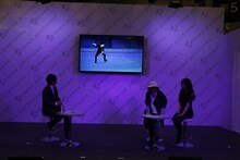「ユーリ!!! on ICE」製作発表会の様子。（左から）司会者、久保ミツロウ、山本沙代。