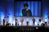 本日3月27日に東京ビッグサイトにて催された「AnimeJapan 2016」内の「マギ シンドバッドの冒険」スペシャルステージの様子。（左から）司会の鈴木健太（MBS）、小野大輔、杉田智和、櫻井孝宏、藤原啓治、羽多野渉、宮尾佳和監督。