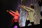 櫻井孝宏（左）に露伴のポーズをレクチャーする小野大輔（右）。