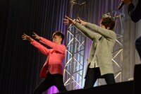 櫻井孝宏（左）に露伴のポーズをレクチャーする小野大輔（右）。