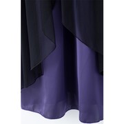 スカートはイメージカラーの紫。