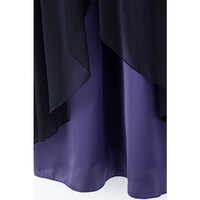 スカートはイメージカラーの紫。