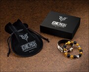 ブレスレットに付属する、ロゴ入りポーチとボックス。