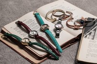 「七つの大罪」をモチーフにした腕時計とバングル。