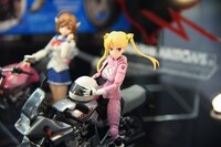 「AnimeJapan 2016」で展示された「S.H.Figuarts鈴乃木凜（ライダースーツ）＆GSX 400S KATANA」試作品。