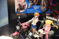 「AnimeJapan 2016」で展示された「S.H.Figuarts佐倉羽音（制服）＆CB400 SUPER FOUR」試作品。