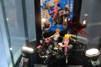 「AnimeJapan 2016」で展示された「S.H.Figuarts鈴乃木凜（ライダースーツ）＆GSX 400S KATANA」と「S.H.Figuarts佐倉羽音（制服）＆CB400 SUPER FOUR」の試作品。